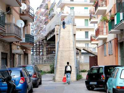 Quartiere Japigia: il cavalcavia pedonale che permette di attraversare la ferrovia